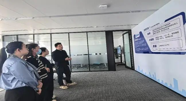 鄭州軟件開(kāi)發(fā)人才新篇章 大數(shù)據(jù)與人工智能學(xué)院教師赴帆軟軟件鄭州辦事處開(kāi)展訪企拓崗專項(xiàng)活動(dòng)